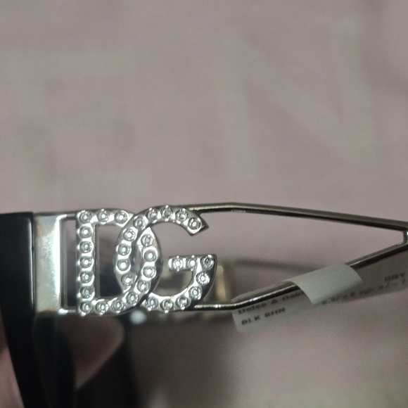 Dolce & Gabbana NWT Black sunglasses 💕 - Picture 12 of 12